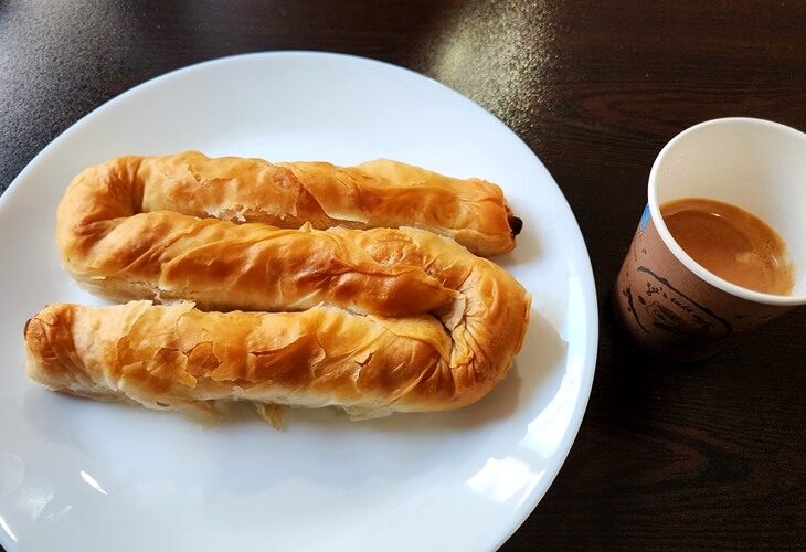 Sofya’da kahve yanında servis edilen geleneksel Bulgar böreği banitsa